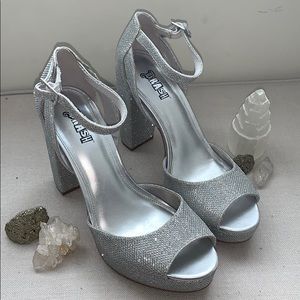 Sparkly Silver Evening-Wear Pumps 💎